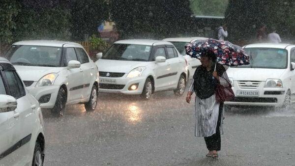 दिल्ली में बारिश से मौसम हुआ सुहाना, लोगों को गर्मी से मिली राहत