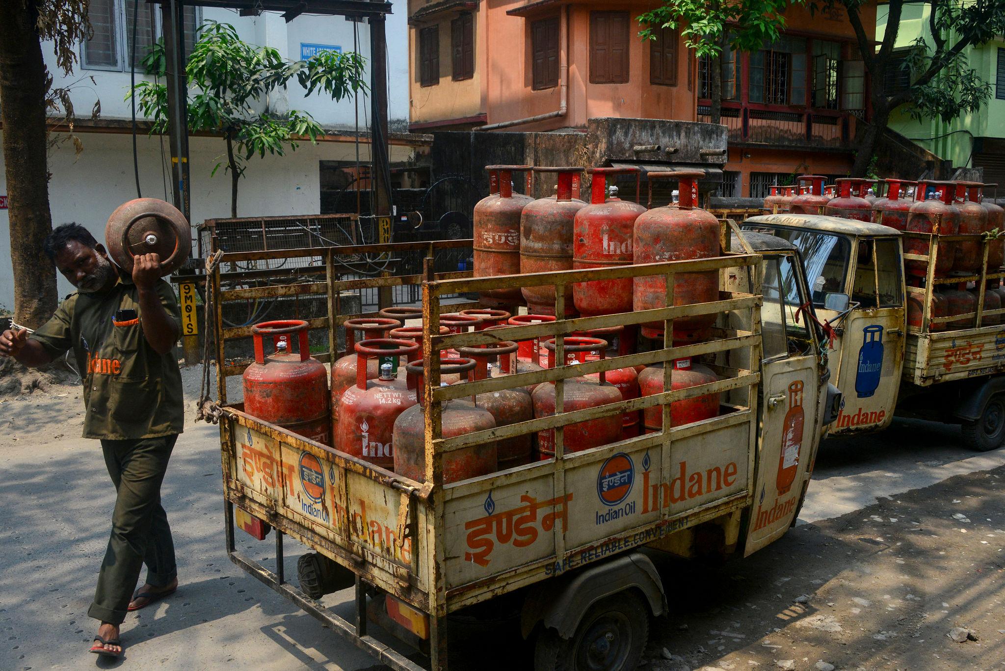 घरेलू LPG सिलेंडर 29 रुपये महंगा, आम उपभोक्ताओं पर बढ़ा बोझ